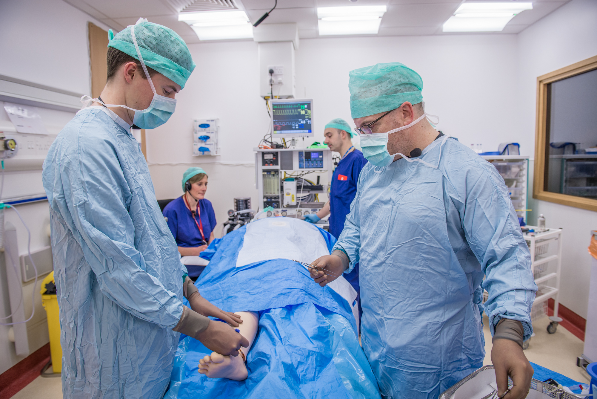 This is a photograph showing a doctor with the simulation model in the simulation lab