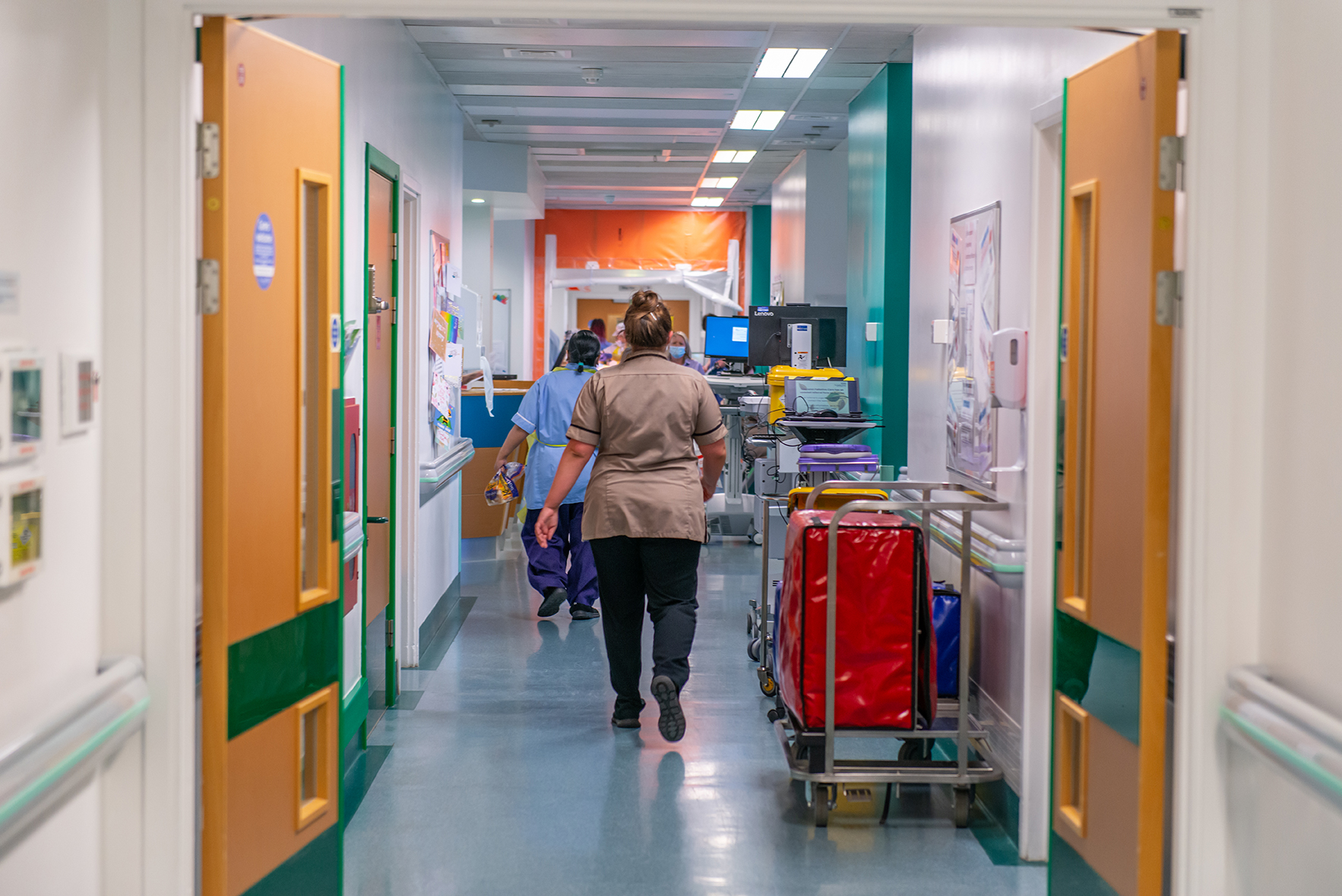 A photograph showing nurses walking down in the corridor on ward B3